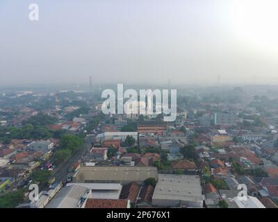 Bogor, Indonesien - Nov. 14 2022. Luftaufnahme der Al-Barkah-Moschee, die im Bau ist. Islamisches religiöses Gebäude mit Fotokonzept. Stockfoto