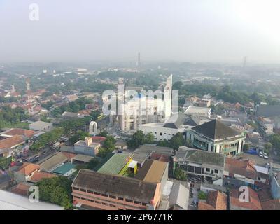 Bogor, Indonesien - Nov. 14 2022. Luftaufnahme der Al-Barkah-Moschee, die im Bau ist. Islamisches religiöses Gebäude mit Fotokonzept. Stockfoto