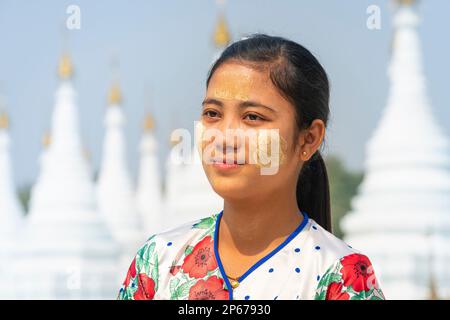 Junge burmesische Frau in weißen Stupas der Sanda Muni Pagode (Sanda Mu Ni) (Sandamani) (Sandamuni), Mandalay, Myanmar (Birma), Asien Stockfoto