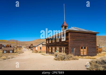 Verlassene, verlassene Gebäude aus Holz in der Geisterstadt Bodie, Mono County, Sierra Nevada, Ostkalifornien, Kalifornien, Vereinigte Staaten von Amerika Stockfoto