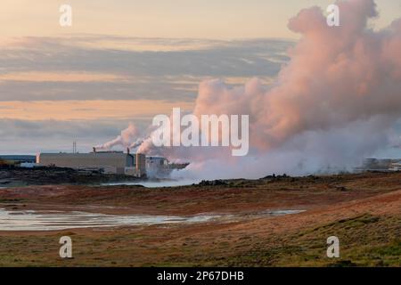 Geothermisches Reykjanes-Kraftwerk und Rauchen von Fumarole an der heißen Quelle Gunnuhver, Halbinsel Reykjanes, Island, Polarregionen Stockfoto