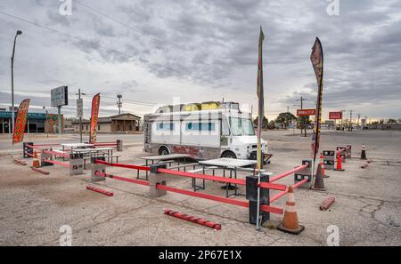 Hobbs, New Mexico, USA – 19. Februar 2023: Der Food Truck Rock N’ Taco auf einem leeren Parkplatz ist am frühen Morgen zu sehen Stockfoto