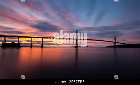 Sonnenuntergang auf der Mount Hope Bridge, Rhode Island, New England, Vereinigte Staaten von Amerika, Nordamerika Stockfoto