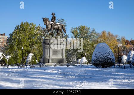 George Washington Statue in Bostons öffentlichem Garten in Winter Snow, Boston, Massachusetts, New England, Vereinigte Staaten von Amerika, Nordamerika Stockfoto