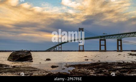 Newport Pell Bridge bei Tagesanbruch, Newport, Rhode Island, New England, Vereinigte Staaten von Amerika, Nordamerika Stockfoto