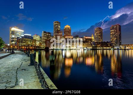 Blitz über Boston Waterfront, Boston, Massachusetts, New England, Vereinigte Staaten von Amerika, Nordamerika Stockfoto