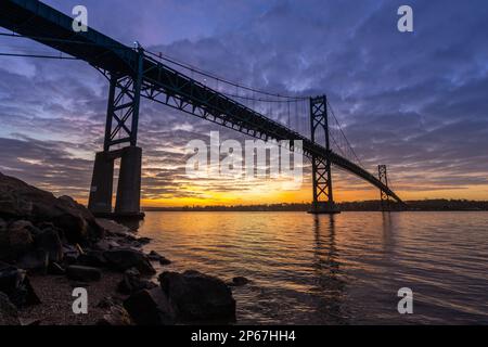 Mount Hope Bridge bei Sonnenaufgang, Bristol, Rhode Island, New England, Vereinigte Staaten von Amerika, Nordamerika Stockfoto