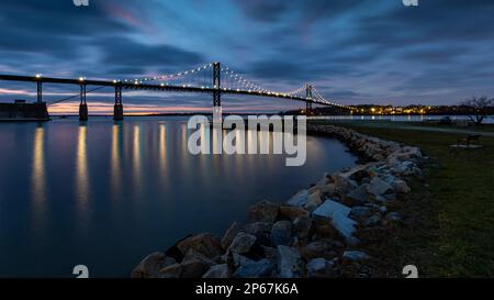 Mount Hope Bridge von Bristol Town Common, Rhode Island, New England, Vereinigte Staaten von Amerika, Nordamerika Stockfoto