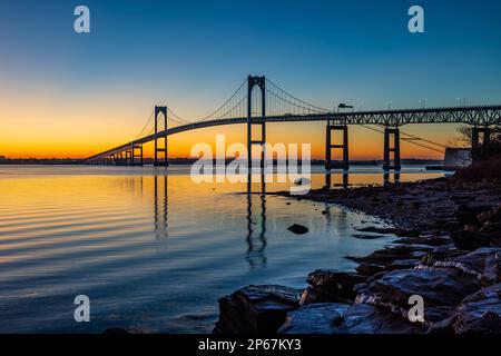 Newport Pell Bridge bei Sonnenaufgang, Rhode Island, New England, Vereinigte Staaten von Amerika, Nordamerika Stockfoto