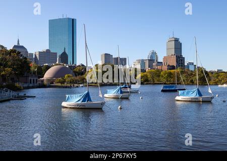 Segelboote an der Charles River Esplanade, Boston, Massachusetts, New England, Vereinigte Staaten von Amerika, Nordamerika Stockfoto