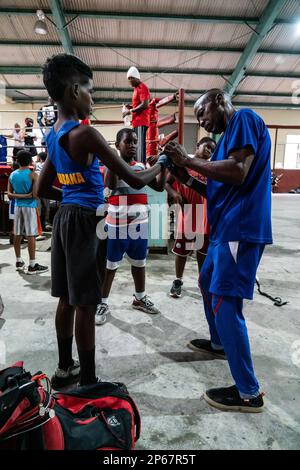 Junger Boxer wird von Trainer, Boxer-Akademie Trejo, Havanna, Kuba, West Indies, Karibik, Mittelamerika Stockfoto