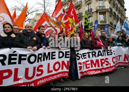 Gredab / Le Pictorium - Demonstration gegen die Rentenreform in Paris - 7/3/2023 - Frankreich / Paris / Paris - Philippe Martinez, Generalsekretär der CGT, mit Laurent Berger, Generalsekretär der CFDT, an der Spitze der Demonstration gegen die Rentenreform. Zehntausende von Menschen haben sich in Paris versammelt, um gegen das von der Regierung initiierte Rentenreformprojekt zu demonstrieren. Stockfoto