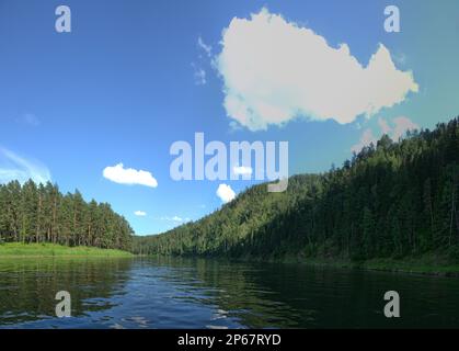Geographie, Potamologie. Mittelsibirien (Südteil). Panorama von mächtigen Flüssen und Taigawäldern, Sommer, typische koniforme Hügeloreographie (kahlköpfiger Gipfel Stockfoto