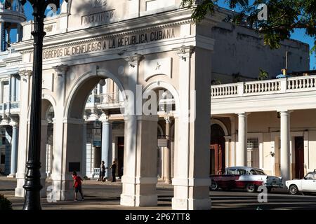 Gedenkbogen des Parque Jose Marti im Morgenlicht, Junge in Rot spielt Verstecken, Cienfuegos, UNESCO, Kuba, Westindischen Inseln, Karibik Stockfoto