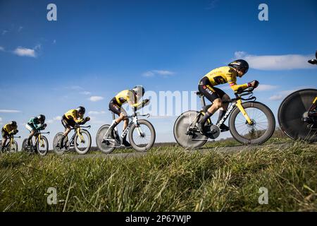 Jumbo-Visma Riders in Aktion während der dritten Etappe des Achttägigen Radrennens Paris-Nizza 81., einem 32,2 km langen Team-Time-Test mit Start und Ende in Dampierre-en-Burly, Frankreich, Dienstag, 07. März 2023. BELGA FOTO DAVID PINTENS Stockfoto