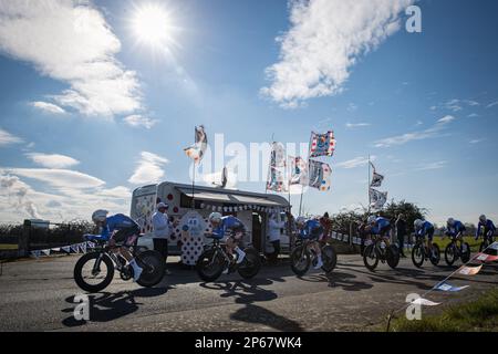 Alpecin-Deceuninck-Fahrer wurden in der dritten Etappe des Achttägigen Radrennens Paris-Nizza 81. in Aktion gezeigt, einem 32,2 km langen Team-Time-Test mit Start und Ende in Dampierre-en-Burly, Frankreich, Dienstag, 07. März 2023. BELGA FOTO DAVID PINTENS Stockfoto