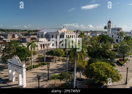 Blick aus der Vogelperspektive auf den Hauptplatz und Parque Jose Marti, Cienfuegos, UNESCO-Weltkulturerbe, Kuba, die Westindischen Inseln, die Karibik, Mittelamerika Stockfoto