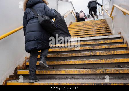 Bahnpassagiere steigen am Bahnhof von Kentish Town in Nord-London am 6. März 2023 in London, England, die Treppe hinauf. Stockfoto