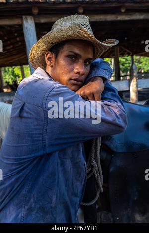 Porträt eines Cowboys auf einer Farm in der Nähe von Trinidad, Kuba, Westindischen Inseln, Karibik, Mittelamerika Stockfoto