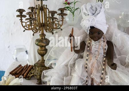 Schwarze Puppe, Zigarren und Schrein im Santeria-Tempel (afro-kubanische Religion), Trinidad, Kuba, Westindischen Inseln, Karibik, Mittelamerika Stockfoto