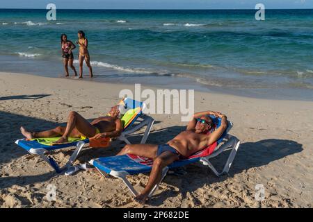 Sonnenbaden, Playas del Este, in der Nähe von Havanna, Kuba, West Indies, Karibik, Mittelamerika Stockfoto