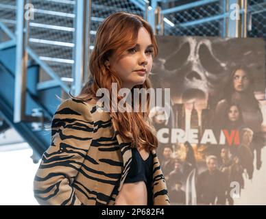 Liana Liberato besucht am 6. März 2023 das Empire State Building in New York Stockfoto