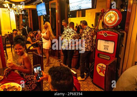 Salsa-Band und Sänger im Retro-Restaurant, Old Havana, Kuba, West Indies, Karibik, Mittelamerika Stockfoto