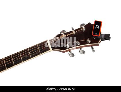 Gitarrenklammertuner-Pfad isoliert auf weiß Stockfoto