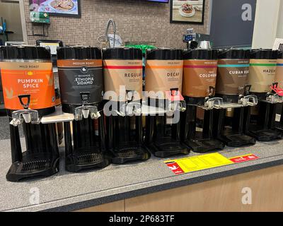 Selbstbedienungskaffee in einem Wawa-Supermarkt Stockfoto