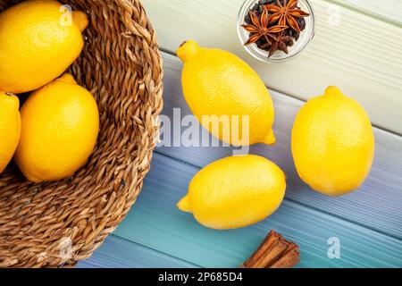 Zitronengruppe auf Holzhintergrund Stockfoto