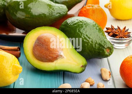 Avocado in Scheiben auf Holzhintergrund Stockfoto