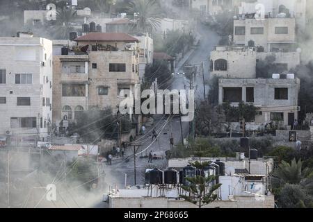 Dschenin, Palästinensische Gebiete. 07. März 2023. Palästinenser stoßen während einer israelischen Militäroperation in der Stadt Dschenin und ihrem Flüchtlingslager auf israelische Streitkräfte. Nach Angaben des palästinensischen Gesundheitsministeriums wurden 6 Menschen getötet. Kredit: Ayman Nobani/dpa/Alamy Live News Stockfoto