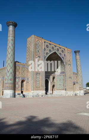Ulug Bek Madrassah, Registan Square, UNESCO-Weltkulturerbe, Samarkand, Usbekistan, Zentralasien, Asien Stockfoto