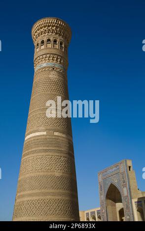 Kalyon Minar (Grosses Minarett), mir-i Arabische Madrasah im Hintergrund, POI-Kalyon-Platz, UNESCO, Bukhara, Usbekistan, Zentralasien Stockfoto