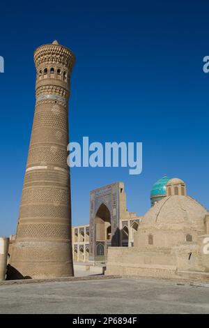 Kalyon Minar (Grosses Minarett), mir-i Arabische Madrasah im Hintergrund, POI-Kalyon-Platz, UNESCO, Bukhara, Usbekistan, Zentralasien Stockfoto