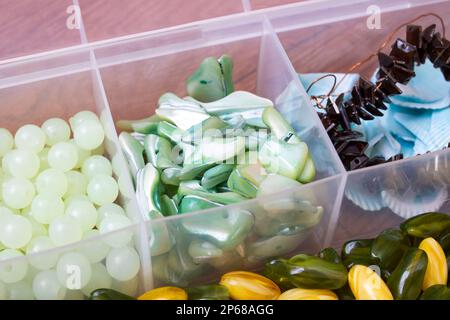 Bunte Perlen in Behältern, Nahaufnahme, Kunsthandwerk, Makrofoto Stockfoto