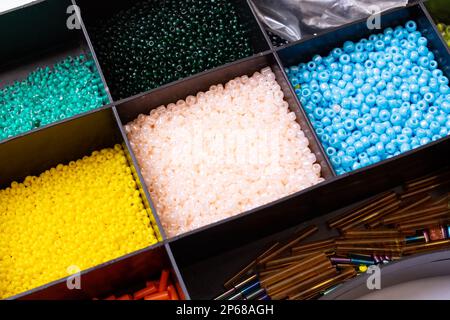 Bunte Perlen in Behältern, Nahaufnahme, Kunsthandwerk, Makrofoto Stockfoto