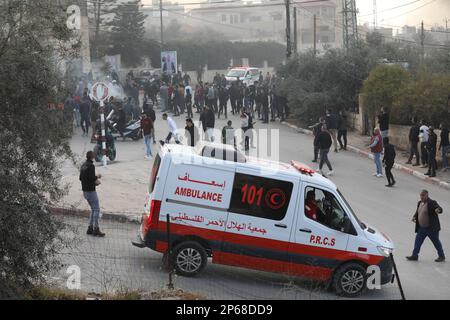 Dschenin, Palästinensische Gebiete. 07. März 2023. Palästinenser stoßen während einer israelischen Militäroperation in der Stadt Dschenin und ihrem Flüchtlingslager auf israelische Streitkräfte. Nach Angaben des palästinensischen Gesundheitsministeriums wurden 6 Menschen getötet. Kredit: Ayman Nobani/dpa/Alamy Live News Stockfoto