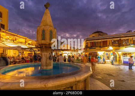 Blick auf den Brunnen auf dem Hippokrates-Platz in der Abenddämmerung, Altstadt von Rhodos, UNESCO-Weltkulturerbe, Rhodos, Dodekanes, griechische Inseln, Griechenland, Europa Stockfoto