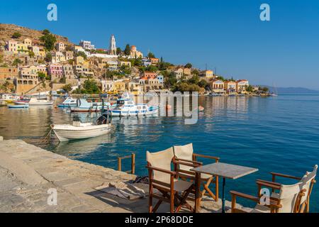 Blick auf die Verkündigungskirche mit Blick auf die Stadt Symi, die Insel Symi, Dodekanes, griechische Inseln, Griechenland, Europa Stockfoto