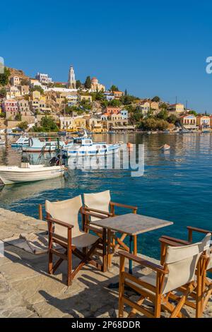 Blick auf die Verkündigungskirche mit Blick auf die Stadt Symi, die Insel Symi, Dodekanes, griechische Inseln, Griechenland, Europa Stockfoto