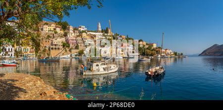 Blick auf die Verkündigungskirche mit Blick auf die Stadt Symi, die Insel Symi, Dodekanes, griechische Inseln, Griechenland, Europa Stockfoto