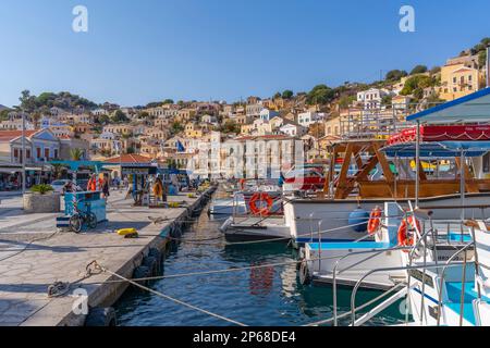 Blick auf Boote im Hafen von Symi, Symi, Dodekanes, Griechische Inseln, Griechenland, Europa Stockfoto