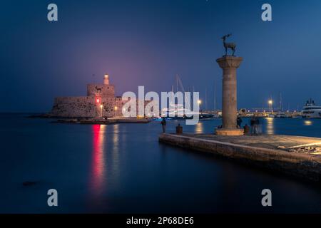 Blick auf die Festung St. Nicholas, die Altstadt von Rhodos in der Abenddämmerung, das UNESCO-Weltkulturerbe, Rhodos, Dodekanes, griechische Inseln, Griechenland, Europa Stockfoto