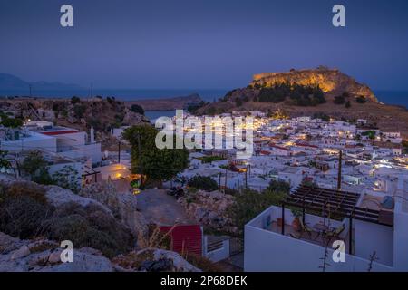 Blick auf die Akropolis Lindos und Lindos von oben in der Abenddämmerung, Lindos, Rhodos, Dodekanesische Inselgruppe, griechische Inseln, Griechenland, Europa Stockfoto