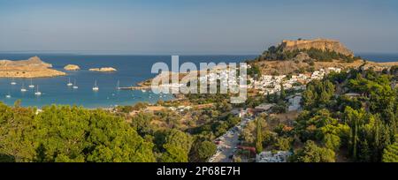 Blick auf Segelboote in der Bucht, Lindos und Lindos Akropolis von oben, Lindos, Rhodos, Dodekanes Inselgruppe, griechische Inseln, Griechenland Stockfoto