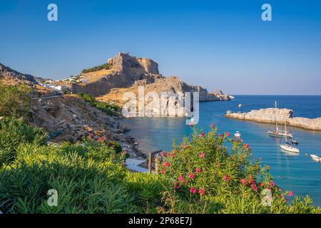 Blick auf Segelboote in der Bucht, Lindos und Lindos Akropolis von oben, Lindos, Rhodos, Dodekanes Inselgruppe, griechische Inseln, Griechenland Stockfoto