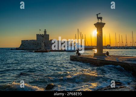 Blick auf Bronzestatuen und Hirschstatuen und Festung St. Nicholas bei Sonnenaufgang, UNESCO, Stadt Rhodos, Rhodos, Dodekanesische Inseln, Griechische Inseln, Griechenland Stockfoto