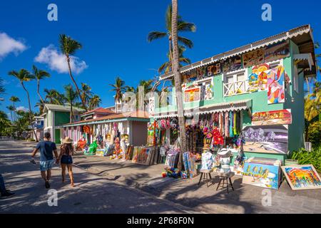 Blick auf farbenfrohe Geschäfte am Bavaro Beach, Punta Cana, Dominikanische Republik, Westindischen Inseln, Karibik, Mittelamerika Stockfoto