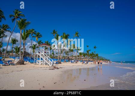 Blick auf den Rettungsschwimmturm und Palmen am Bavaro Beach, Punta Cana, Dominikanische Republik, Westindischen Inseln, Karibik, Mittelamerika Stockfoto